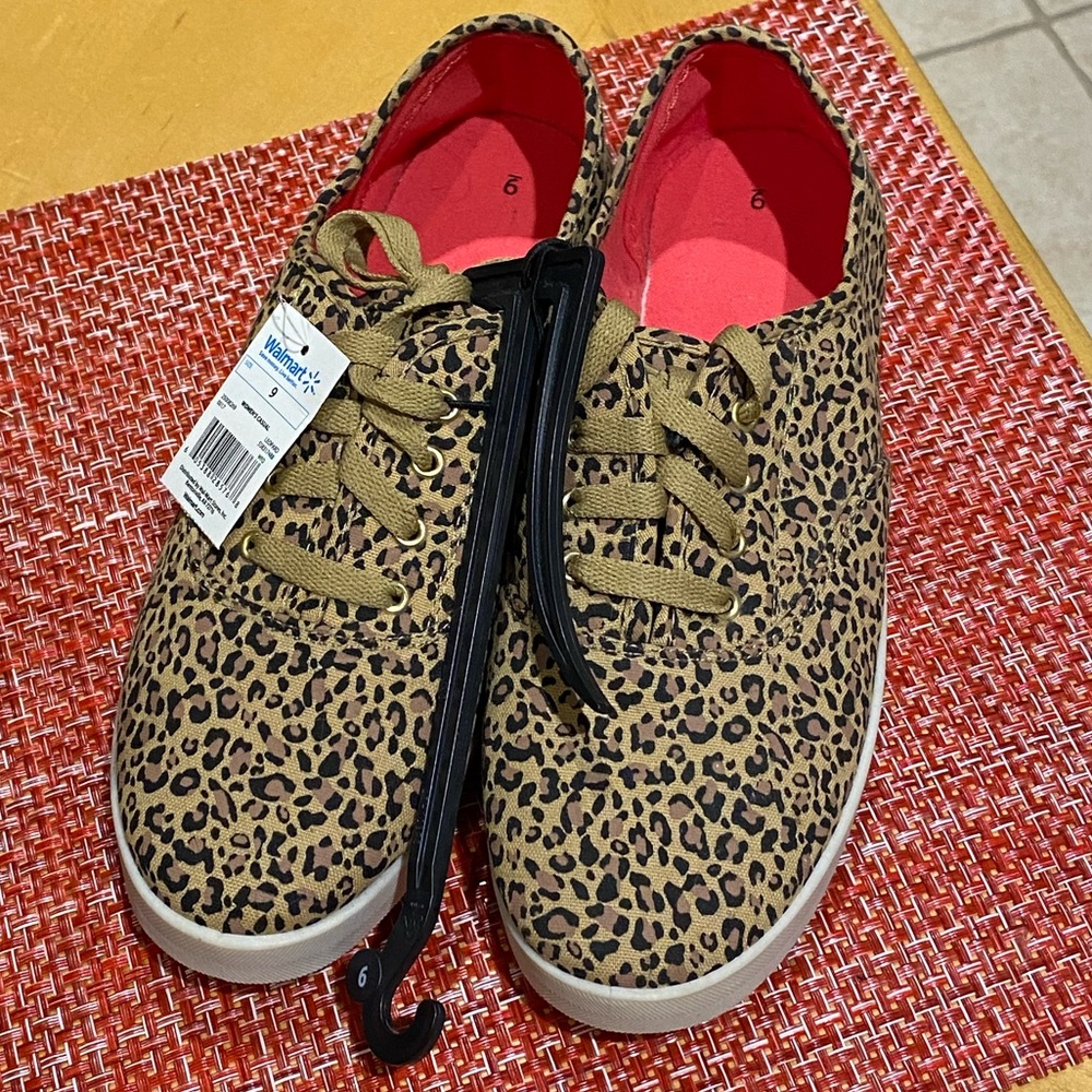 Leopard 🐾 Canvas Lace Up Shoe Ladies Size 9
